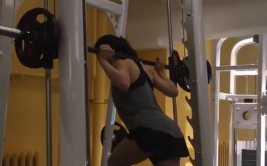 一个练肌肉的小姐姐,打造完美身材的肌肉小姐姐修炼记”