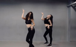 两个军装小姐姐的舞蹈,两位小姐姐的英姿飒爽舞蹈风采