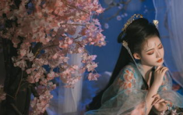 折柳小姐姐,柳枝轻舞，诗意盎然的青春风采