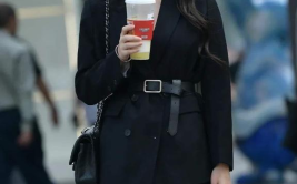 小姐姐穿黑色项链,小姐姐演绎低调奢华风采